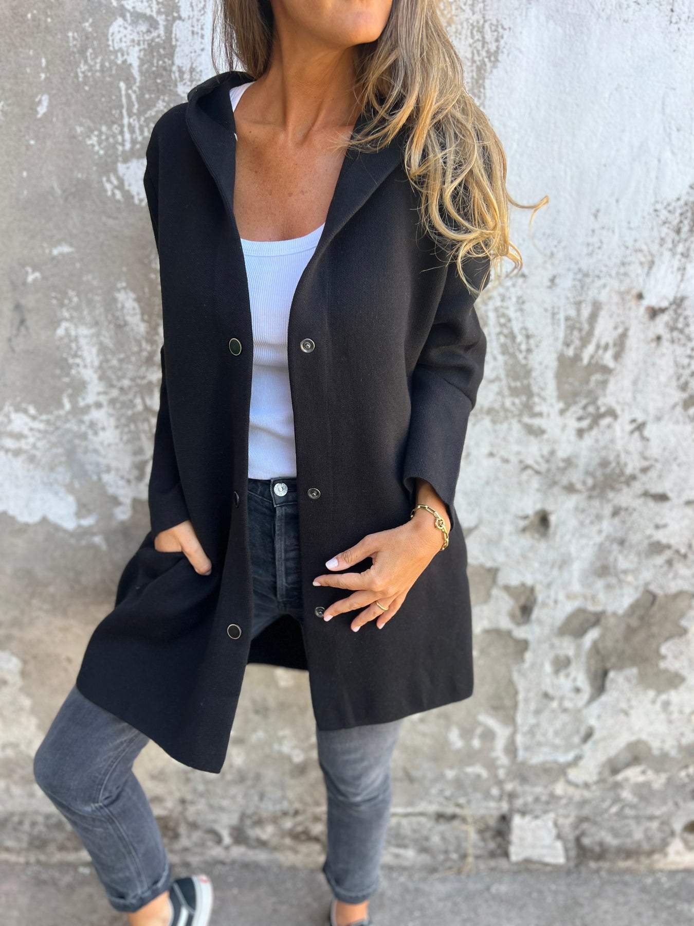 Adriana - Strickjacke mit Knöpfen und Kapuze