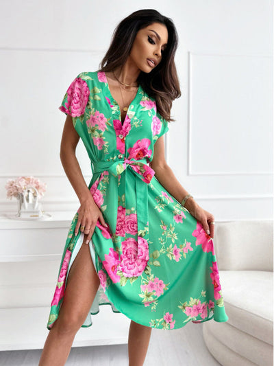 Kurzärmeliges Kleid mit Blumendruck und grünem Gürtel - Mirella