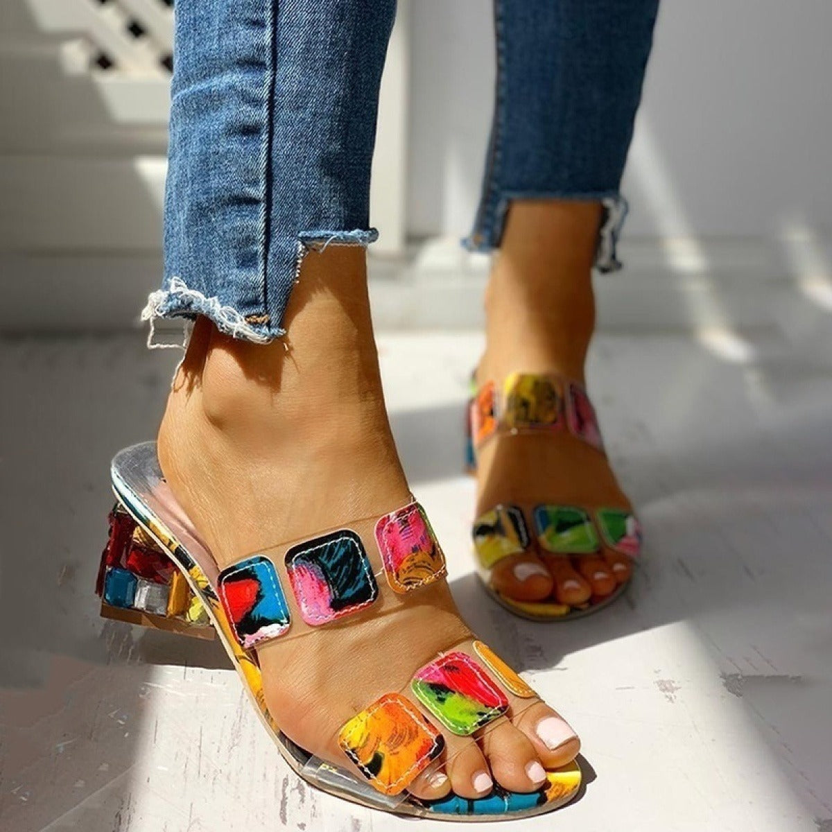 Damen-Sandalen mit klobigem Absatz und kunstvollem mehrfarbigem Design - Camila