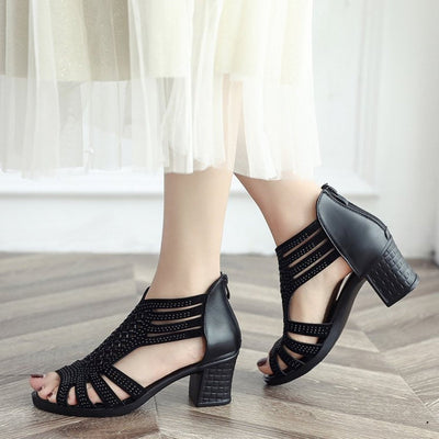 Römische Sandalen mit mittlerem Absatz und schwarzer durchbrochener Oberfläche - Elvira