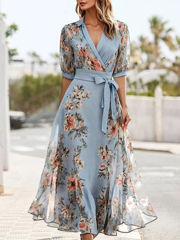Zeitloses hellblaues Blumenkleid