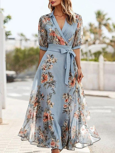 Zeitloses hellblaues Blumenkleid