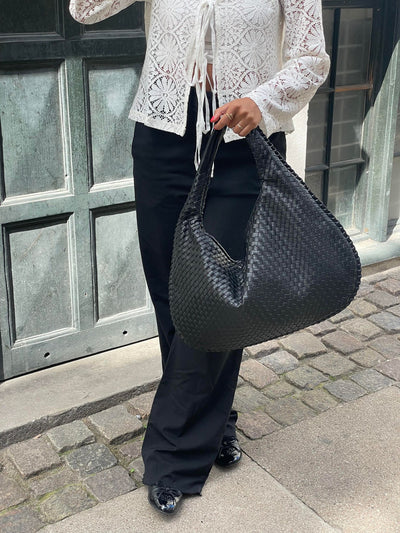 Trendige geflochtene Tasche