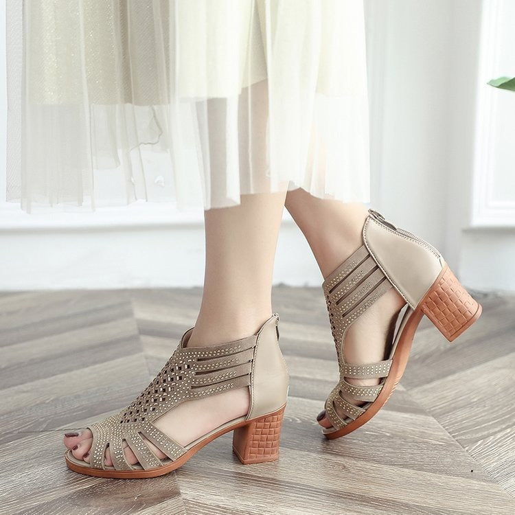 Römische Sandalen mit mittlerem Absatz und schwarzer durchbrochener Oberfläche - Elvira