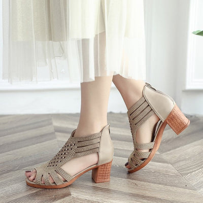 Römische Sandalen mit mittlerem Absatz und schwarzer durchbrochener Oberfläche - Elvira