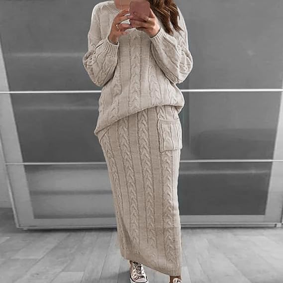 Winterset bestehend aus Strickpulli und Rock, warm und bequem, ideal für einen gemütlichen und modischen Look an kalten Tagen