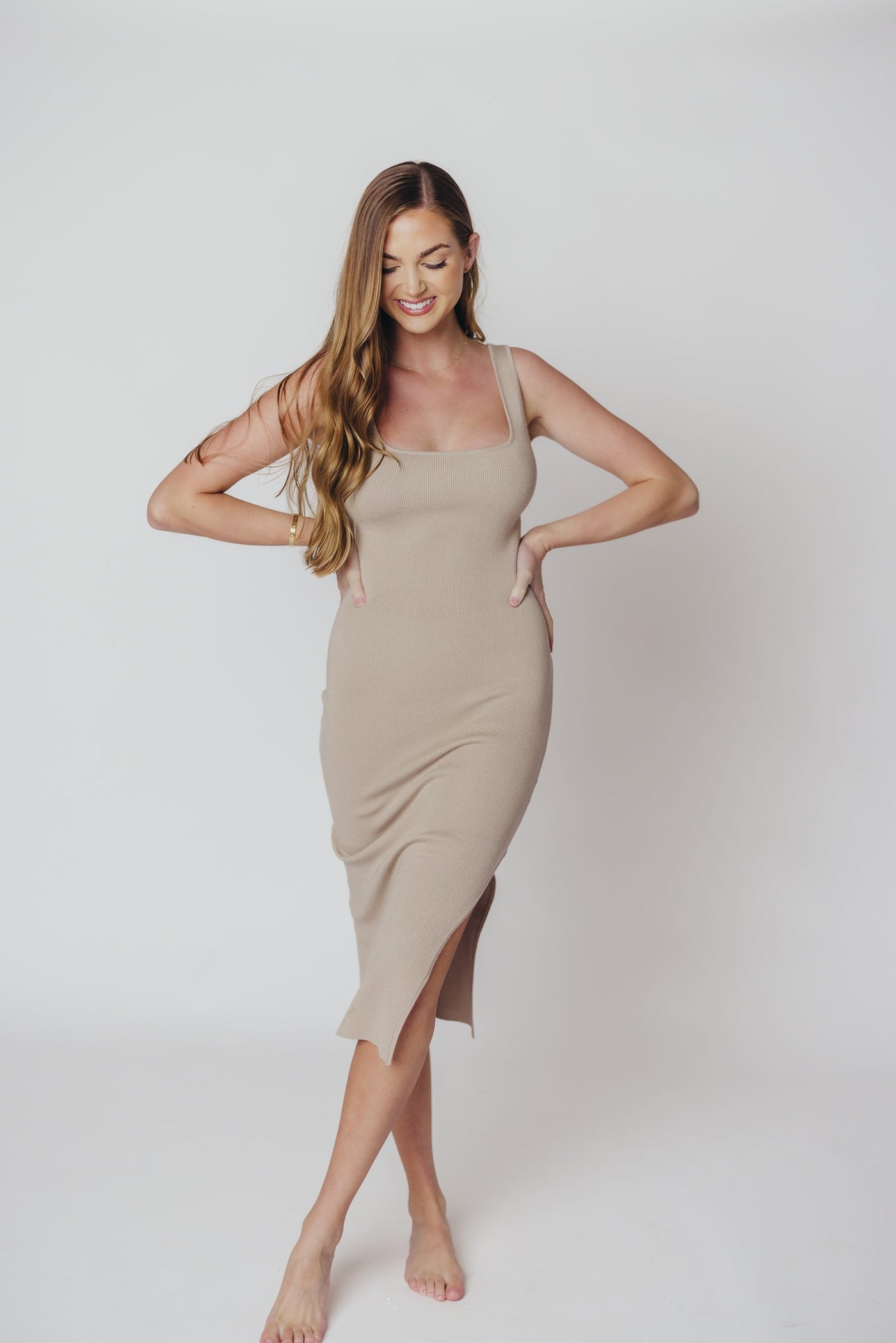 Strickkleid mit schlitz und eckigem ausschnitt – Latte