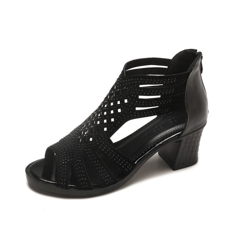 Römische Sandalen mit mittlerem Absatz und schwarzer durchbrochener Oberfläche - Elvira