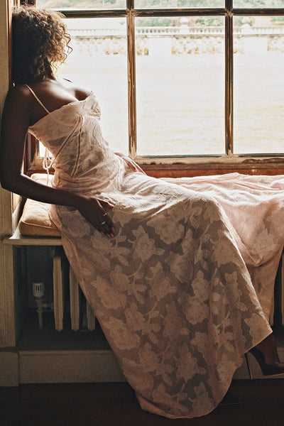 Elegantes Maxikleid mit 3D-Rosen & Rückenausschnitt