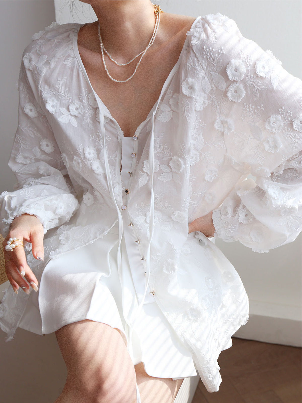 Sophie - Übergroße, halbdurchsichtige, bestickte Bluse mit Blumenmuster