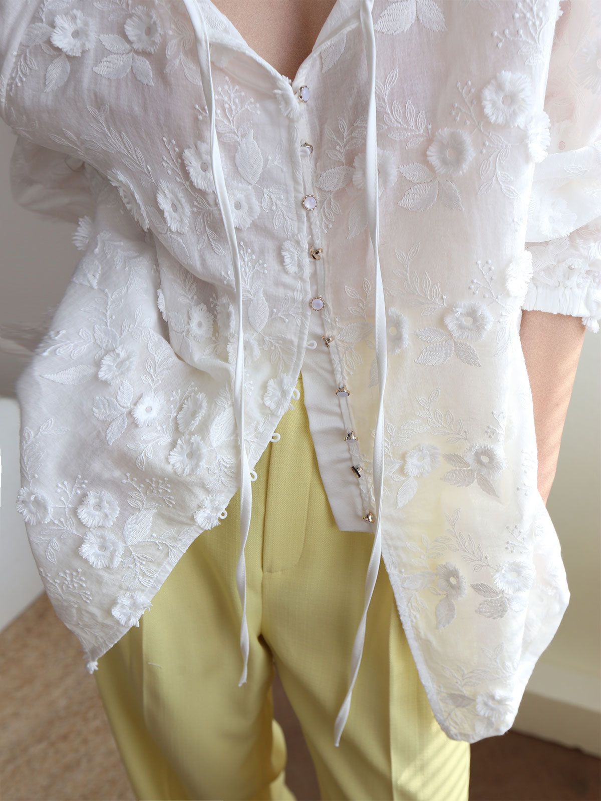 Sophie - Übergroße, halbdurchsichtige, bestickte Bluse mit Blumenmuster