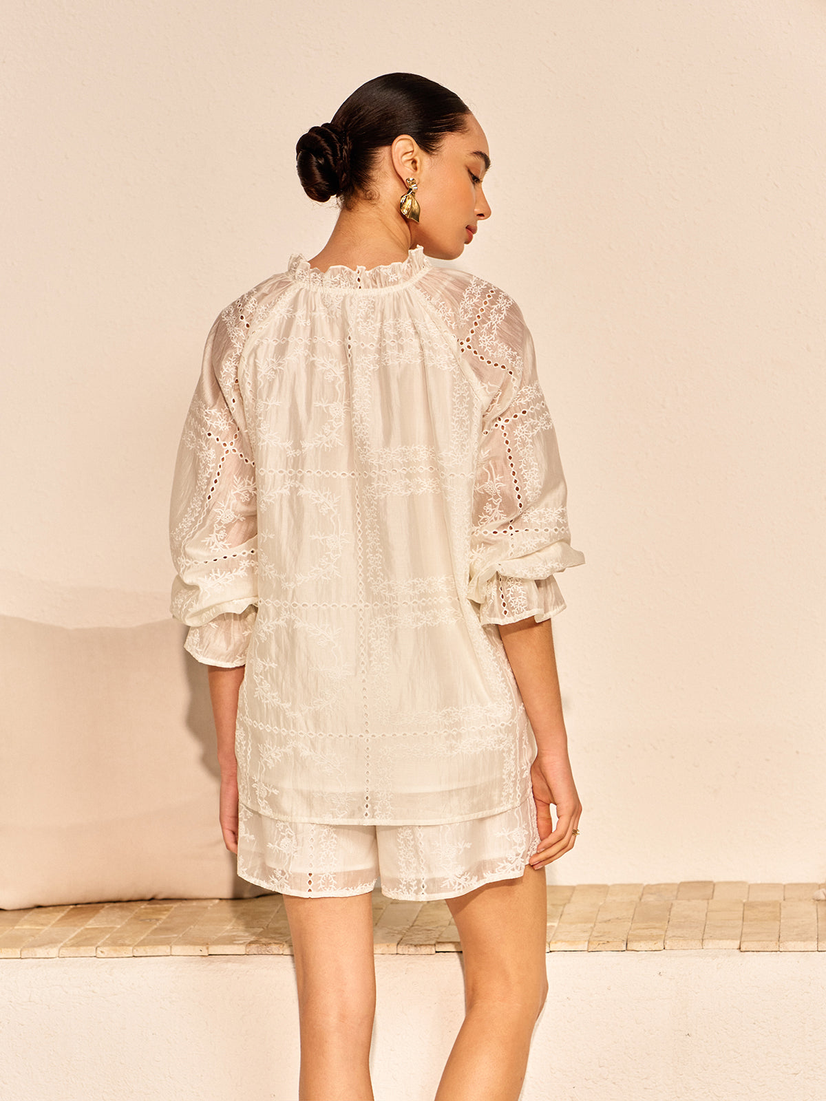 Zweiteiliges Damen-Set mit Stickerei – Oversize Bluse & Shorts