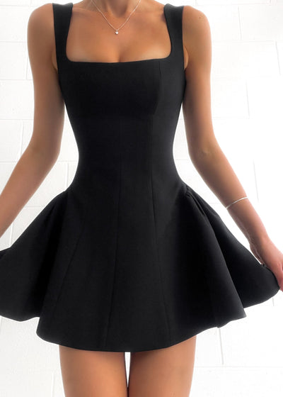 Velory™ | Einfarbiges Minikleid mit Plissee und Rüschen