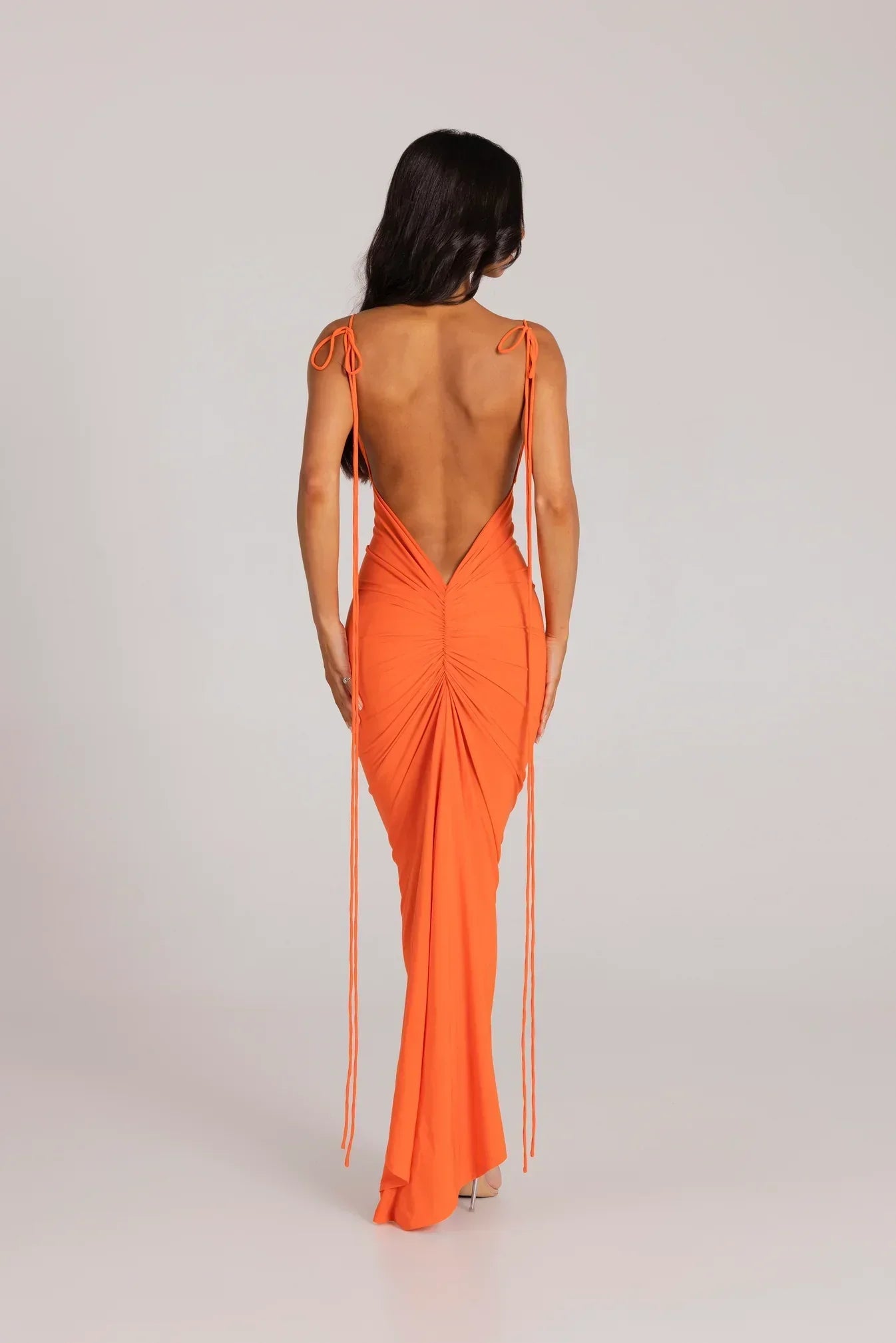 Alindra ™ | Rückenfreies Maxikleid