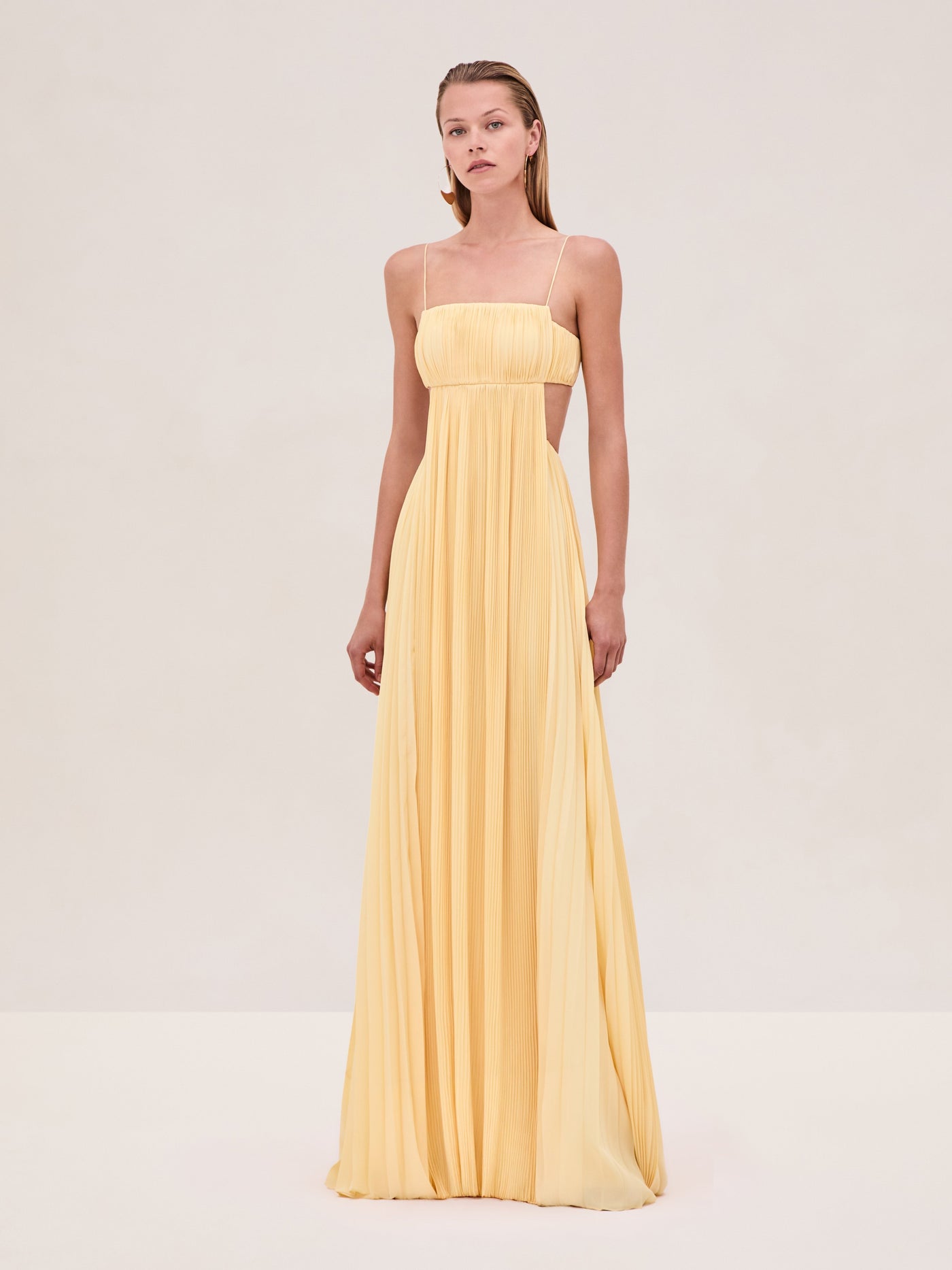 Varranza - Plissiertes A-Linien-Maxikleid mit Cut-out an der Taille und Spaghettiträgern