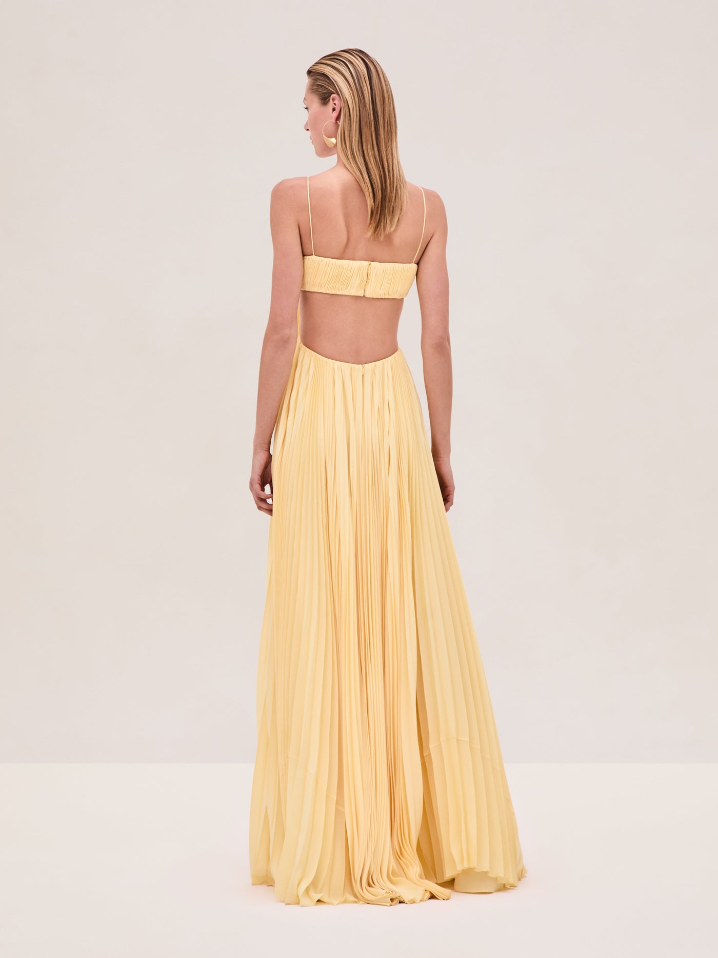 Varranza - Plissiertes A-Linien-Maxikleid mit Cut-out an der Taille und Spaghettiträgern