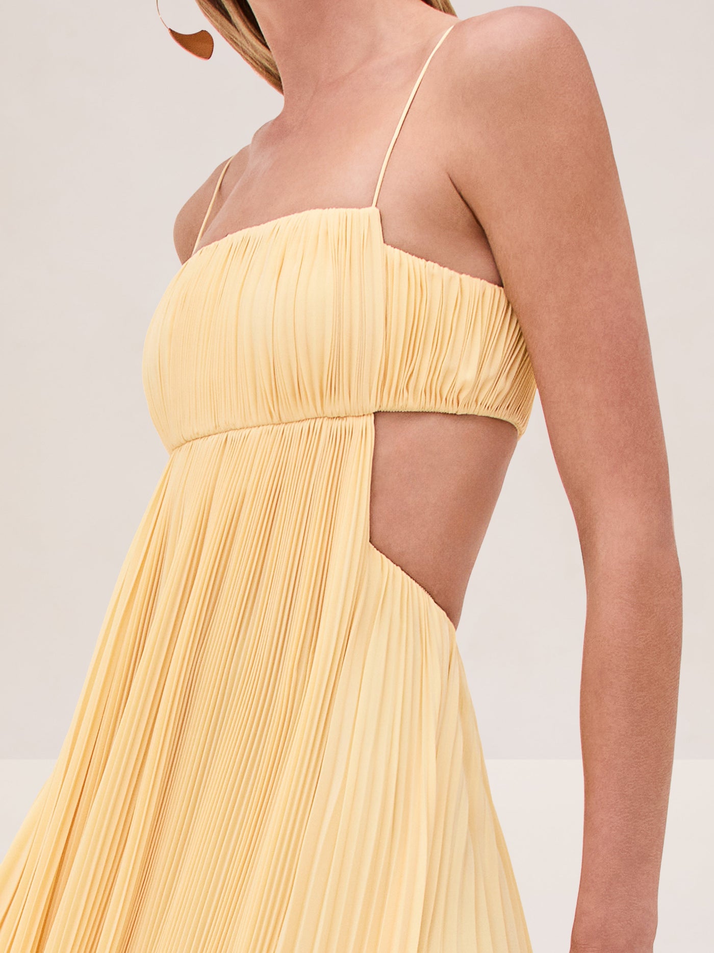 Varranza - Plissiertes A-Linien-Maxikleid mit Cut-out an der Taille und Spaghettiträgern
