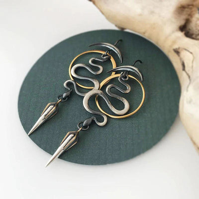 Unregelmäßige geometrische Spiralohrstecker Serpentin