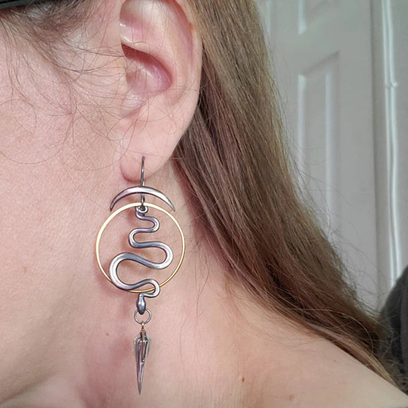 Unregelmäßige geometrische Spiralohrstecker Serpentin