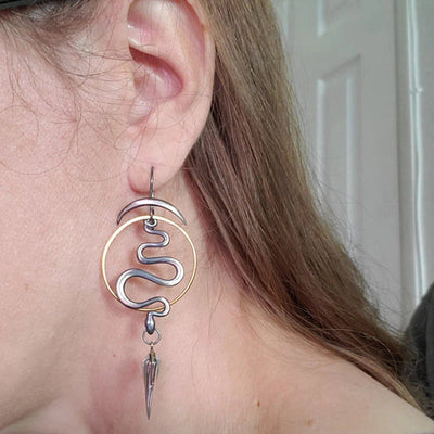 Unregelmäßige geometrische Spiralohrstecker Serpentin