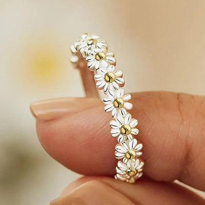 Verstellbarer Silberring mit handbemaltem Emaille-Gänseblümchen