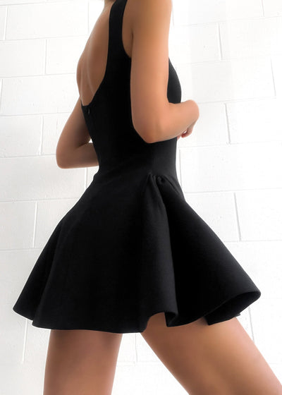 Velory™ | Einfarbiges Minikleid mit Plissee und Rüschen