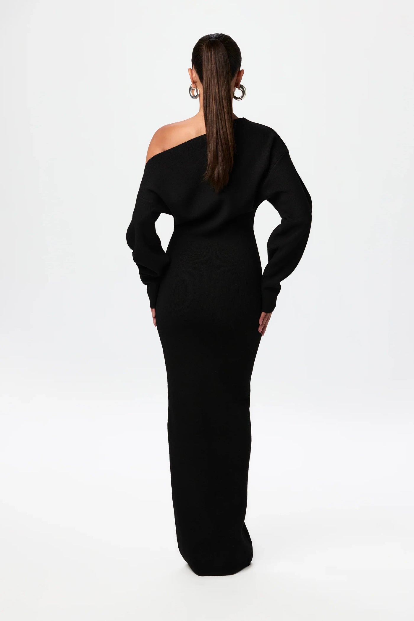 Trina – Schulterfreies Strickkleid