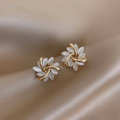 Verica – Runde Opal Ohrringe mit Blumenmotiv