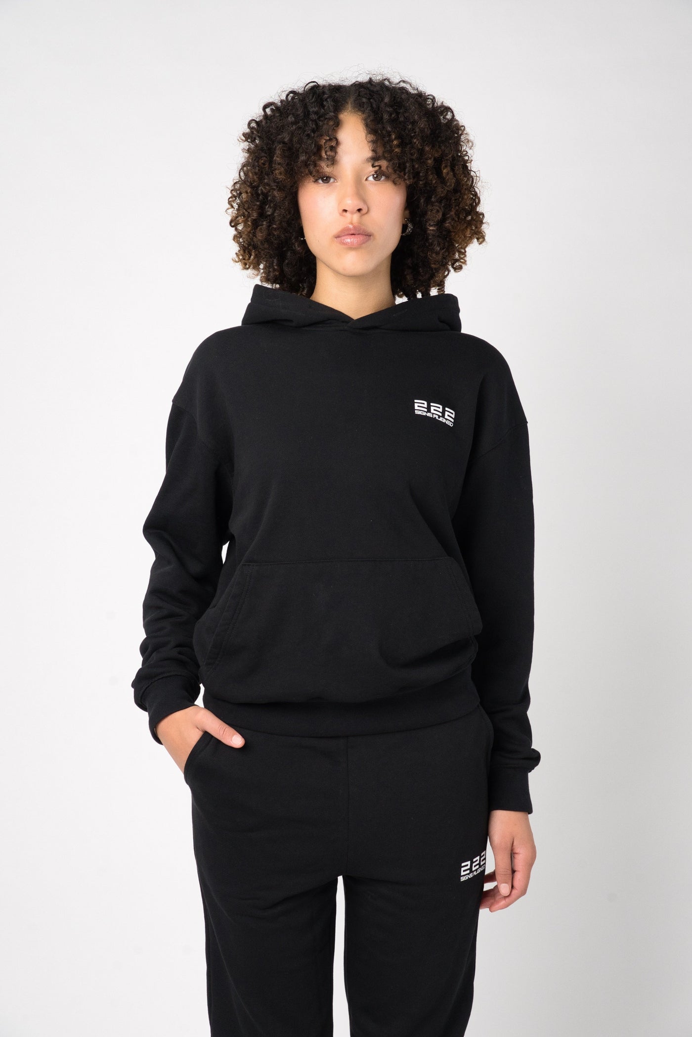 SIGNS ALIGNED | HOODIE & HOSE – SCHWARZ