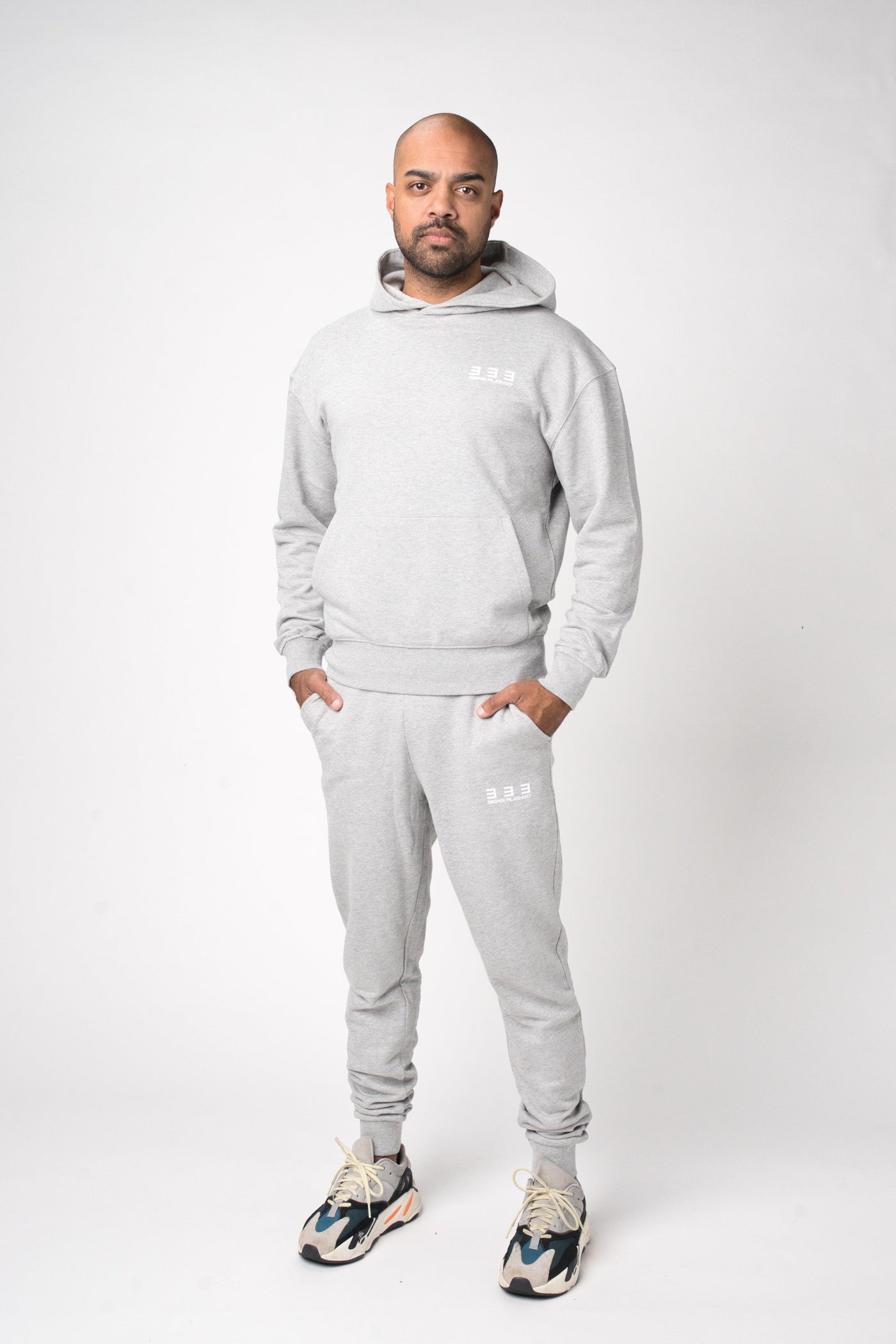 SIGNS ALIGNED | HOODIE & HOSE – GRAU
