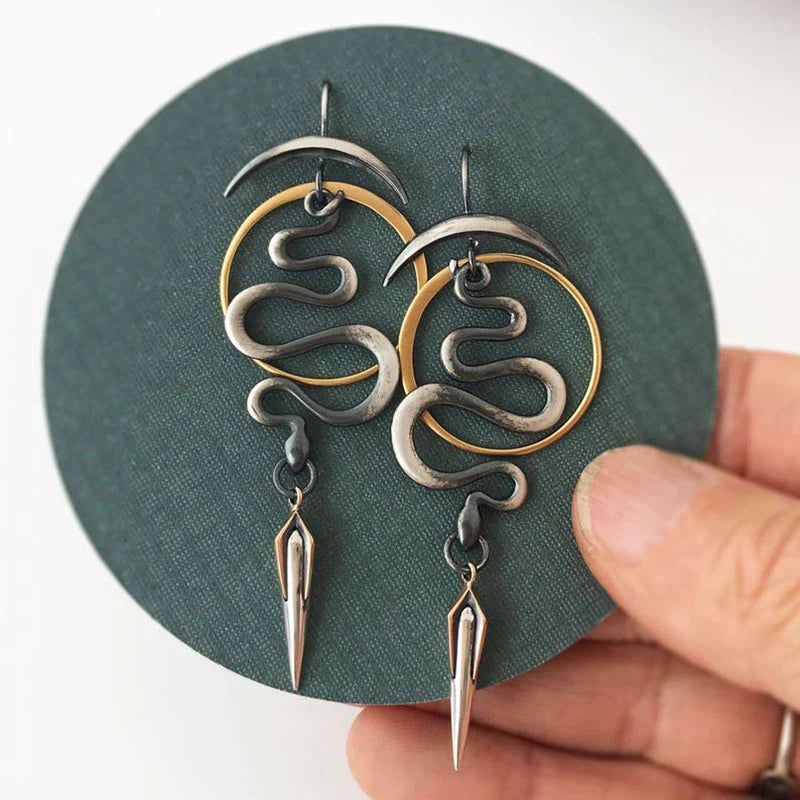 Unregelmäßige geometrische Spiralohrstecker Serpentin