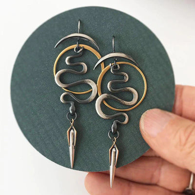 Unregelmäßige geometrische Spiralohrstecker Serpentin