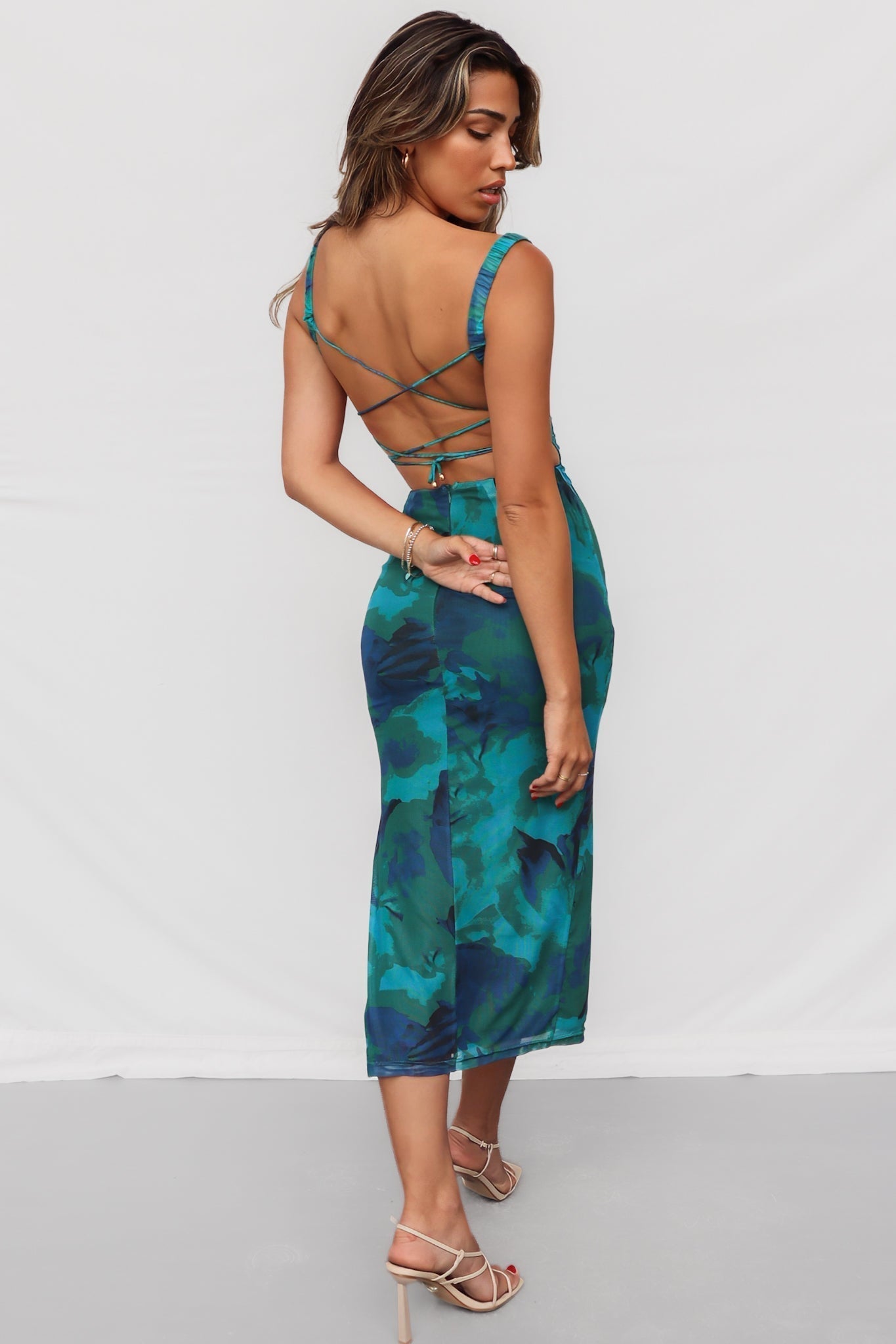 Zirael ™ | Grünes Midikleid mit offenem Rücken und Blumenmuster