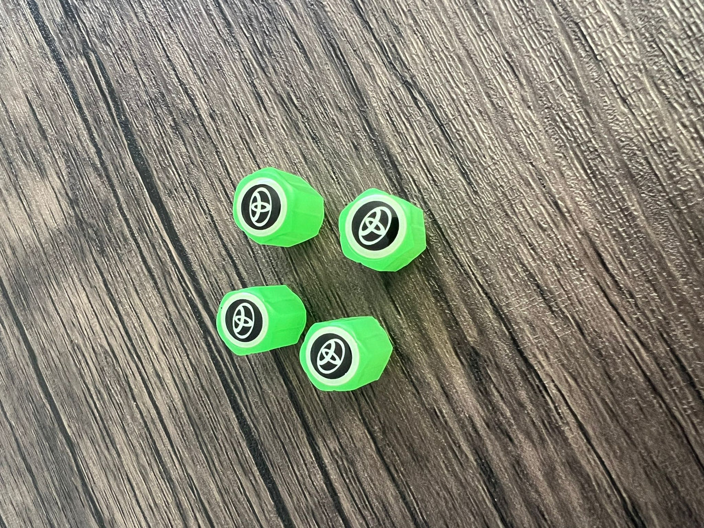 Set aus 4 leuchtenden Ventilkappen mit Logo – LuxaGlow