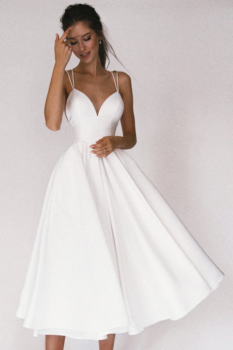 Stuttgart |  Elegantes Kleid mit V-Ausschnitt und Trägern
