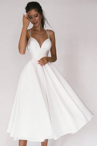 Stuttgart |  Elegantes Kleid mit V-Ausschnitt und Trägern