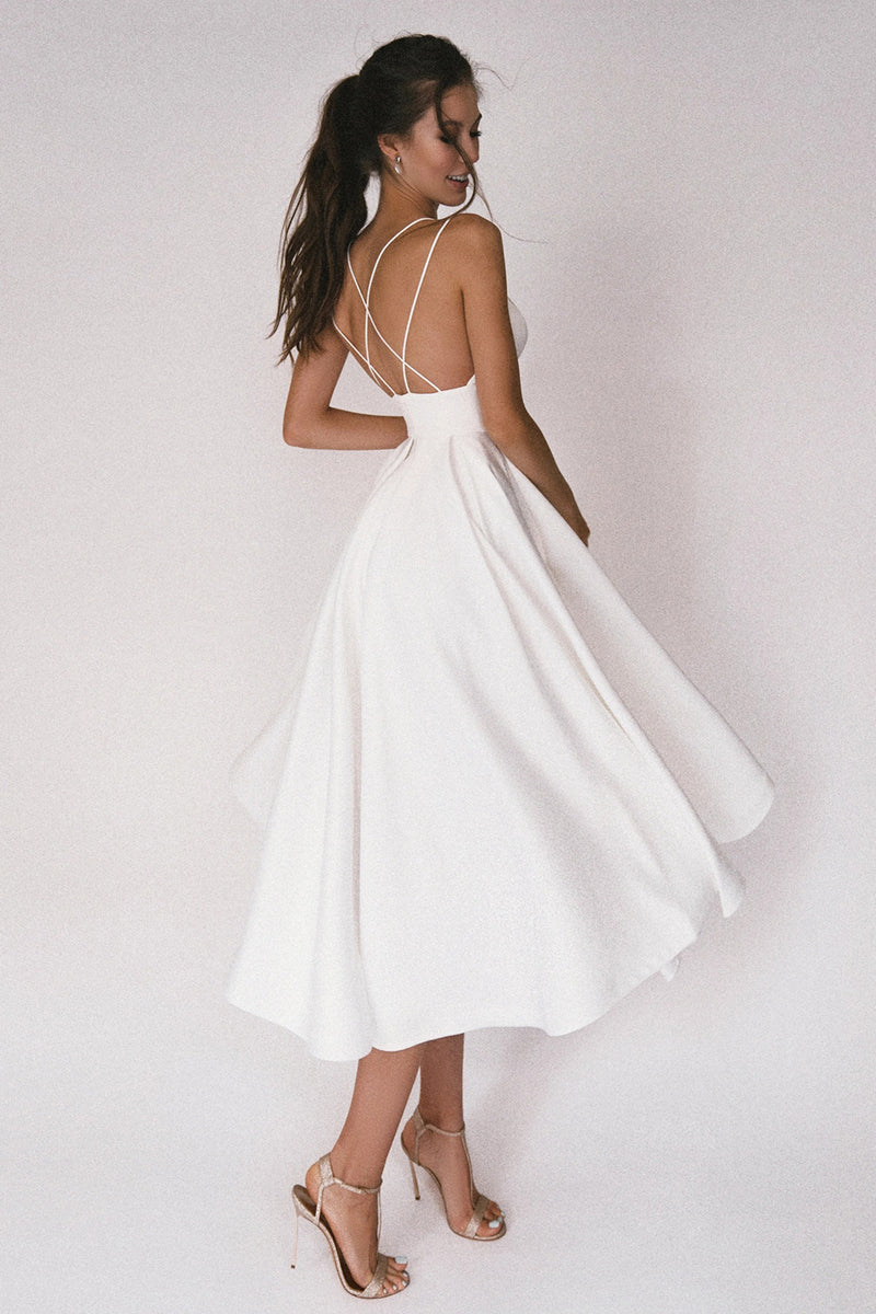 Stuttgart |  Elegantes Kleid mit V-Ausschnitt und Trägern