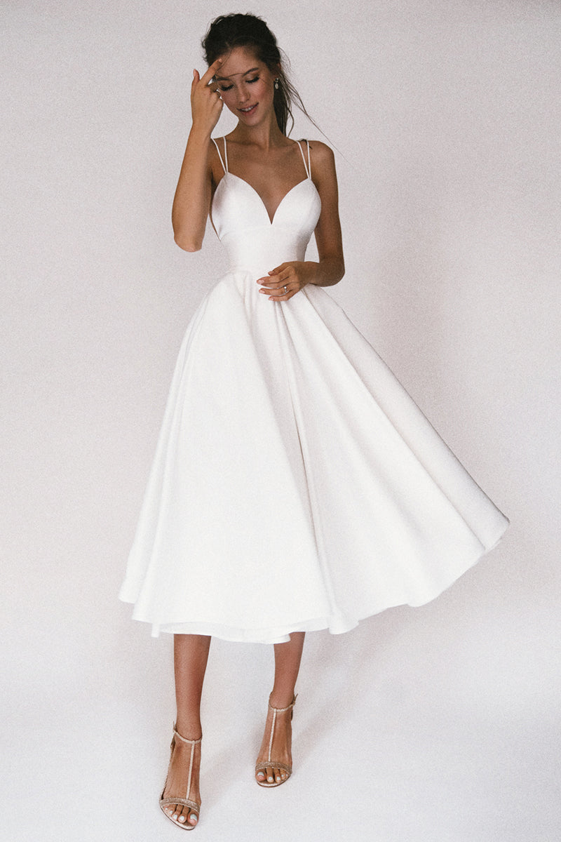 Stuttgart |  Elegantes Kleid mit V-Ausschnitt und Trägern