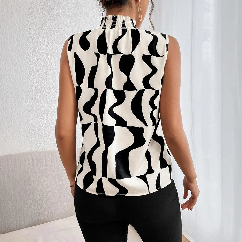 Schwarz-weiße ärmellose Rollkragenbluse mit abstraktem Muster - Renata