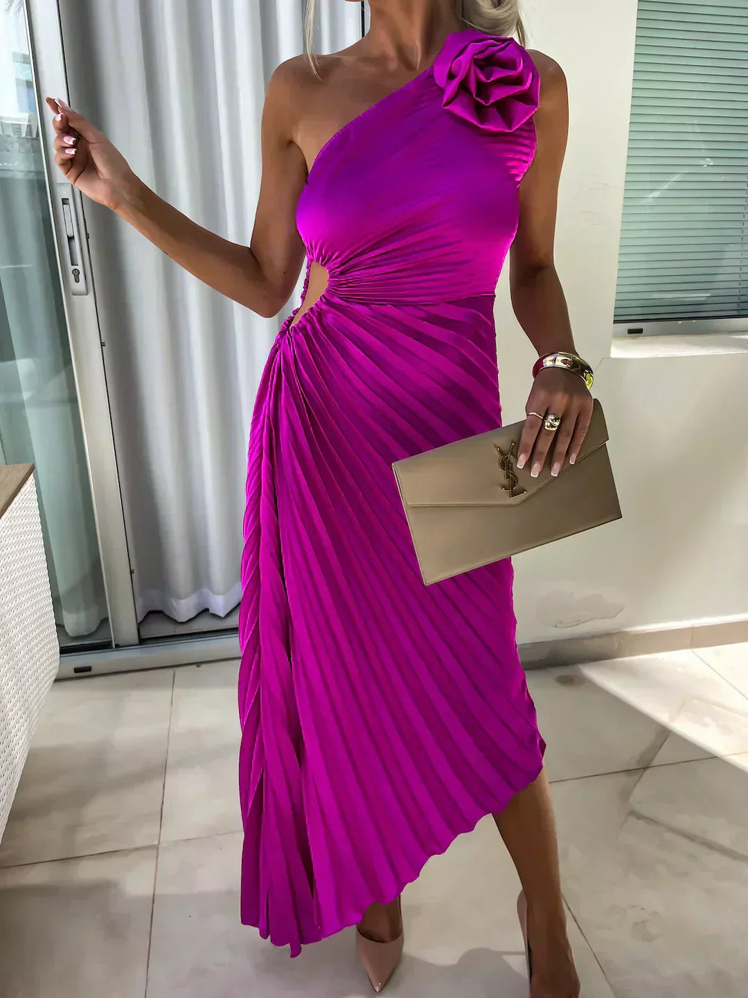 Agatha - Edles Faltenkleid mit Schulterakzent