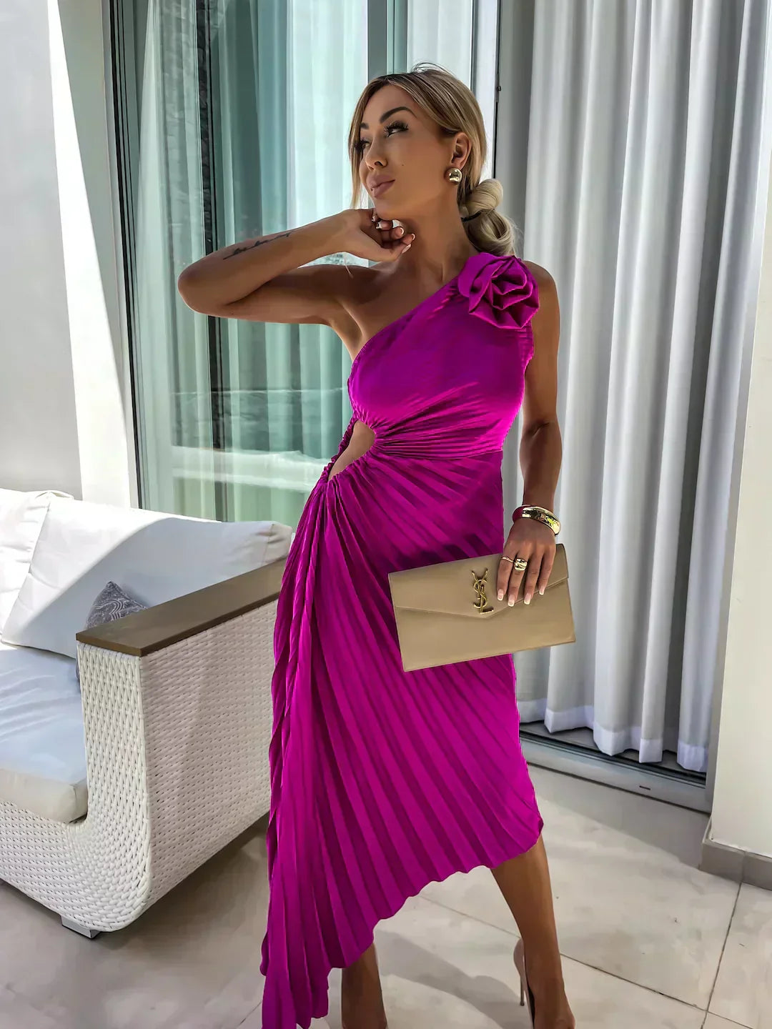 Agatha - Edles Faltenkleid mit Schulterakzent