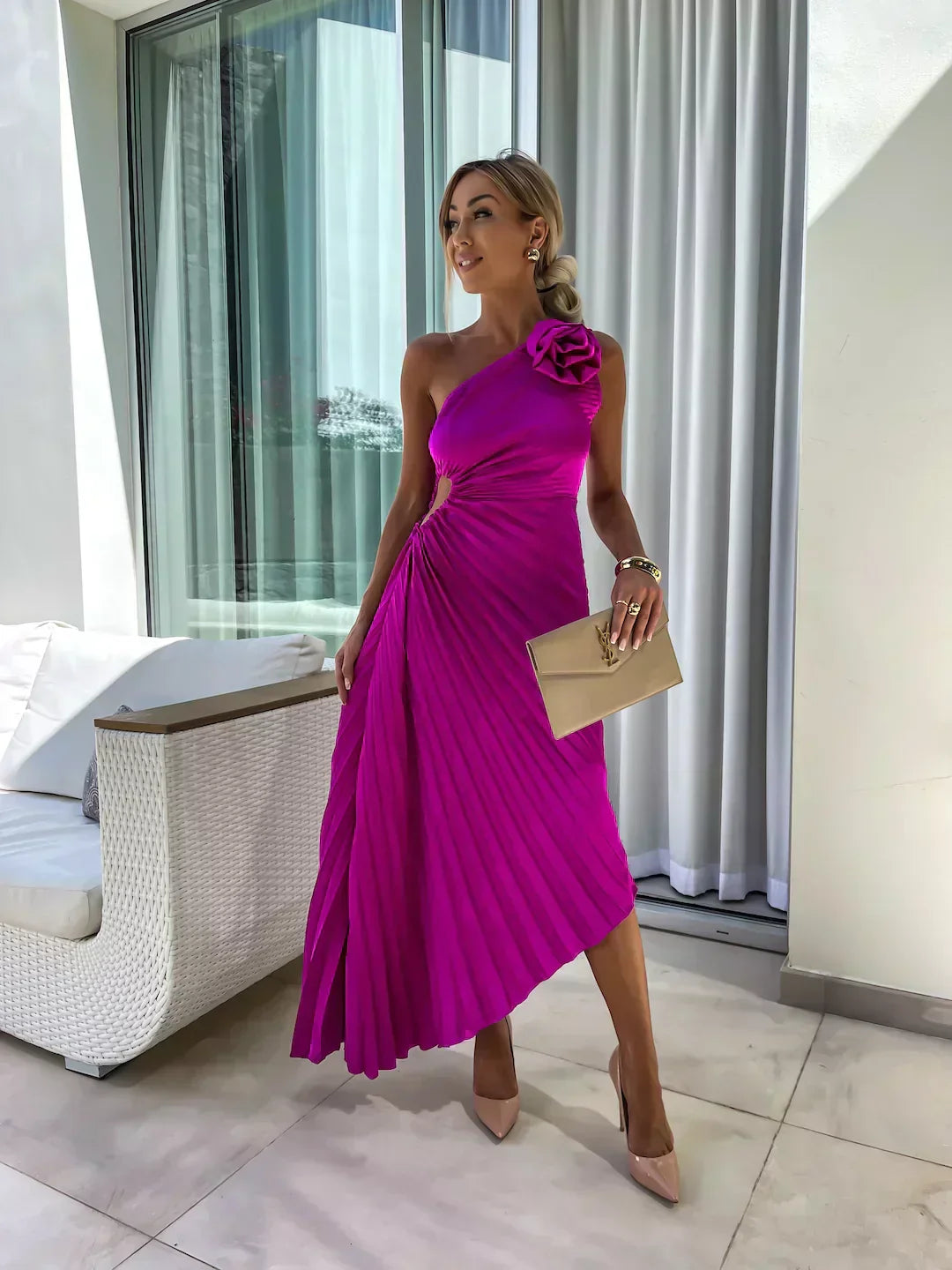 Agatha - Edles Faltenkleid mit Schulterakzent