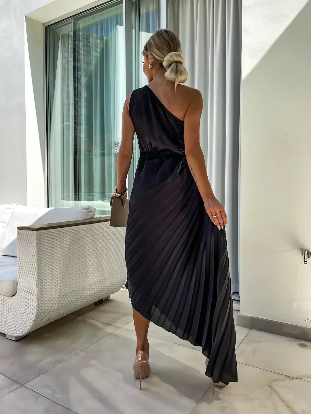 Agatha - Edles Faltenkleid mit Schulterakzent