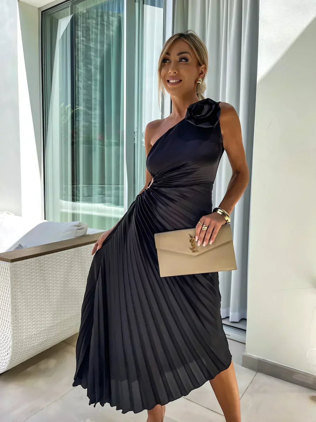 Agatha - Edles Faltenkleid mit Schulterakzent