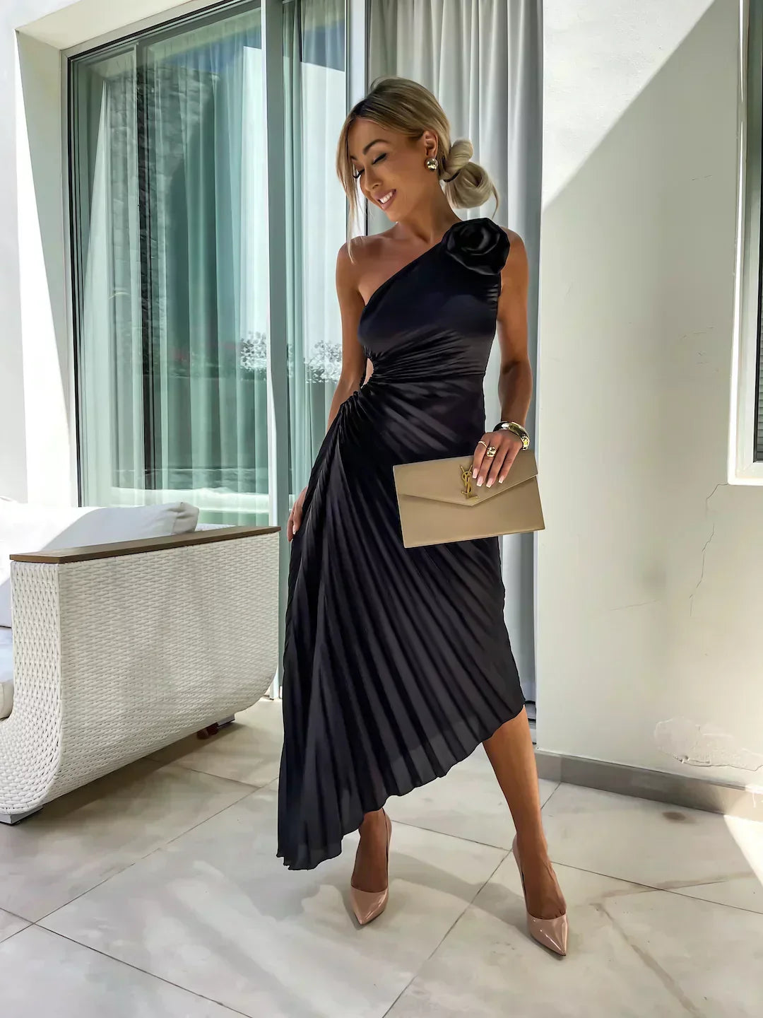 Agatha - Edles Faltenkleid mit Schulterakzent