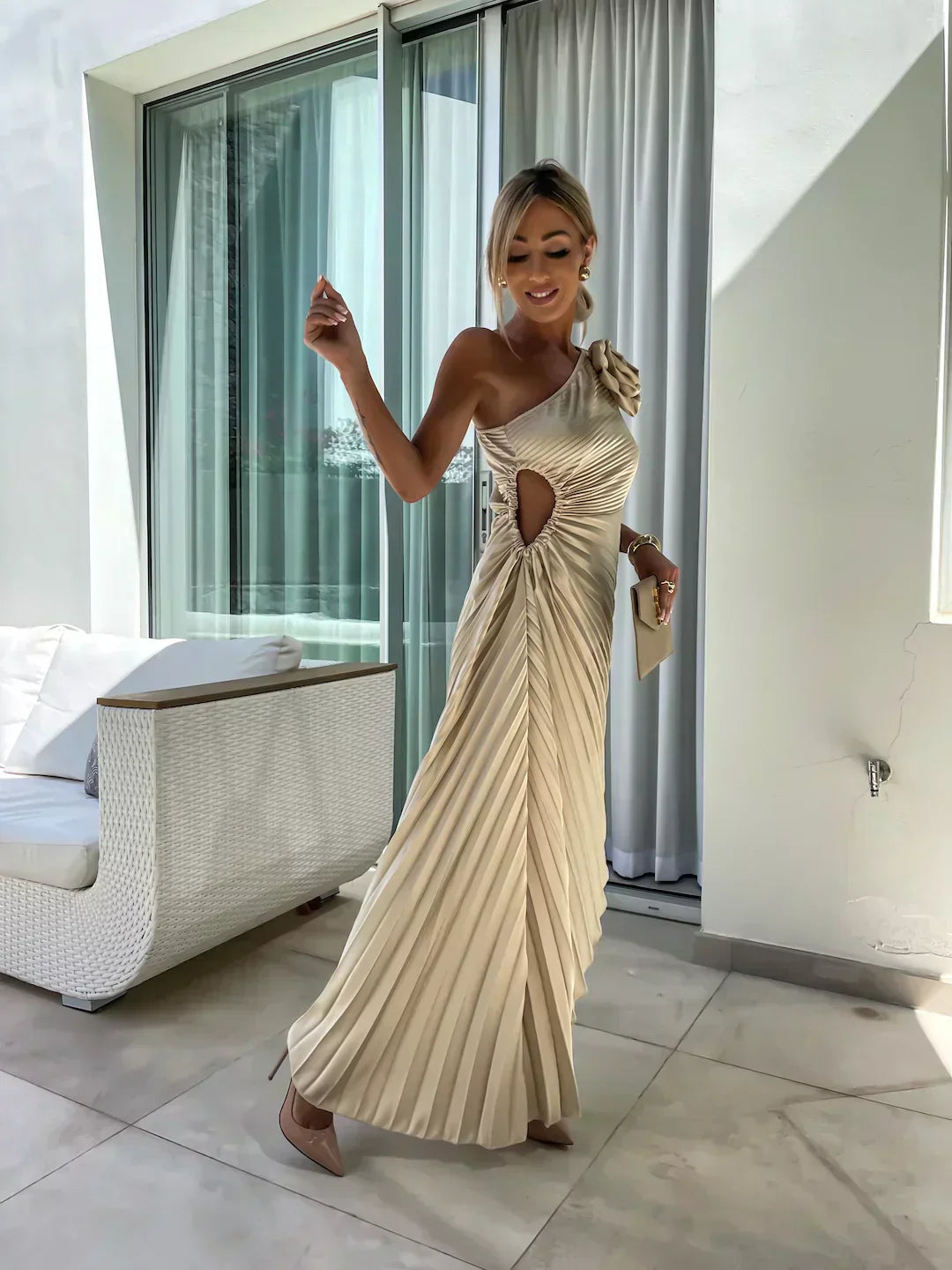 Agatha - Edles Faltenkleid mit Schulterakzent