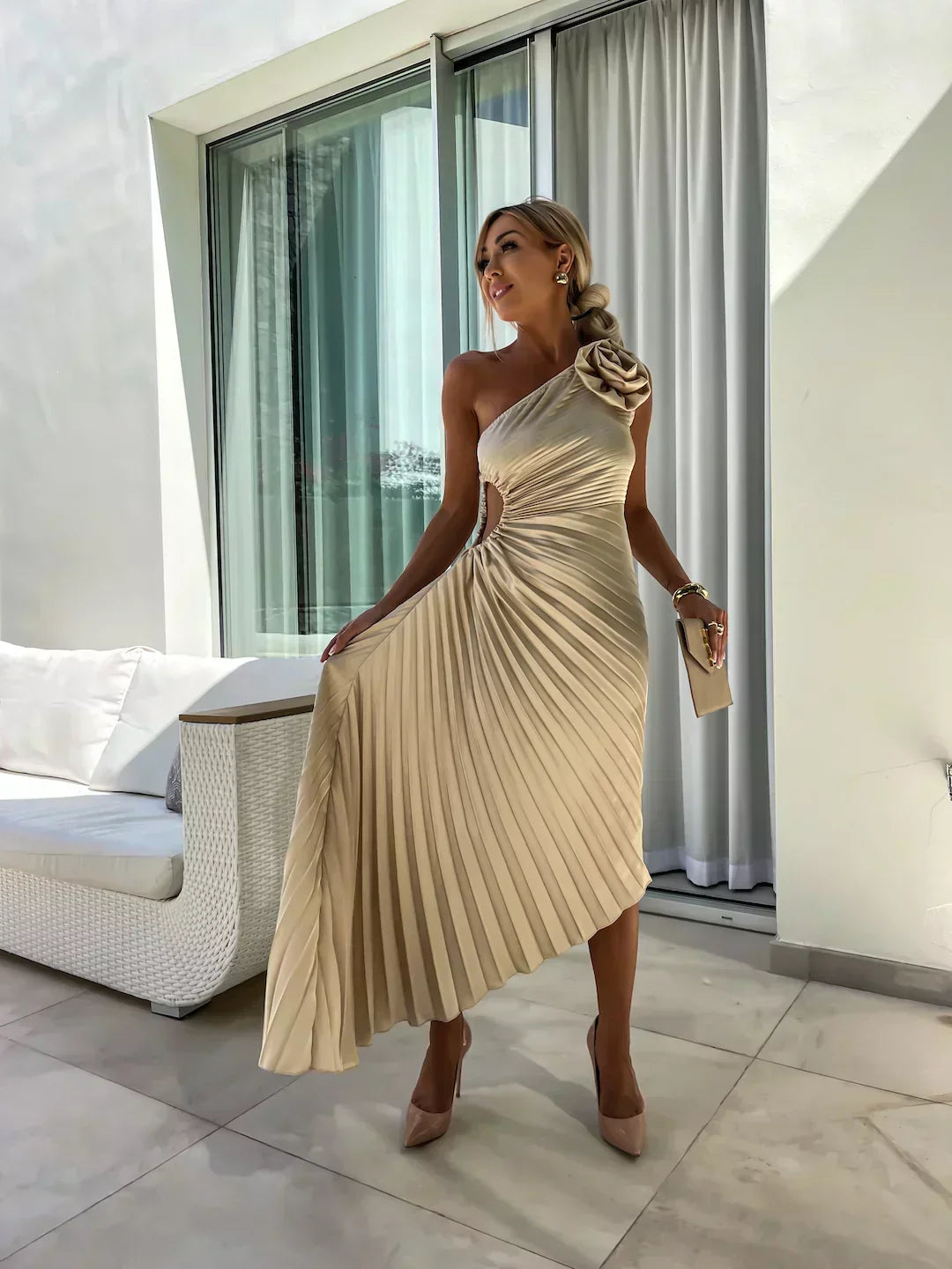 Agatha - Edles Faltenkleid mit Schulterakzent