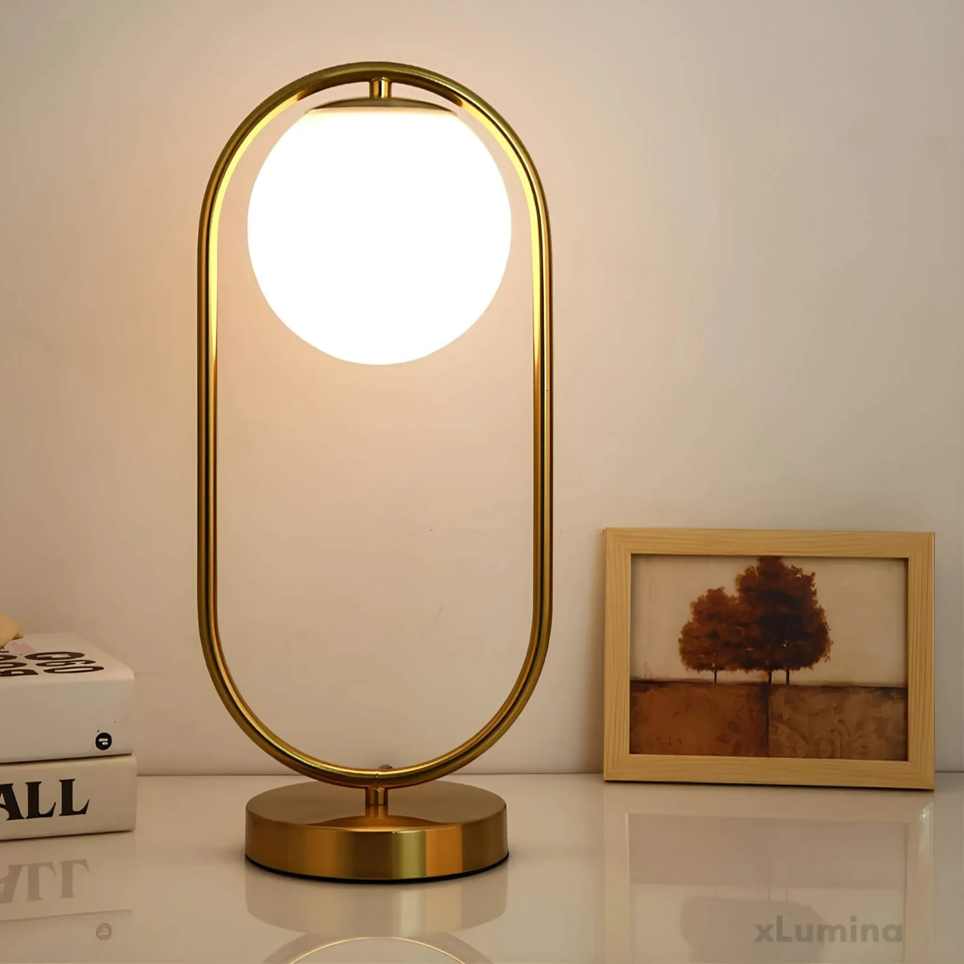 StellarSphere Light – Luxuriöse Glaskugel-Tischlampe mit Holzfuß