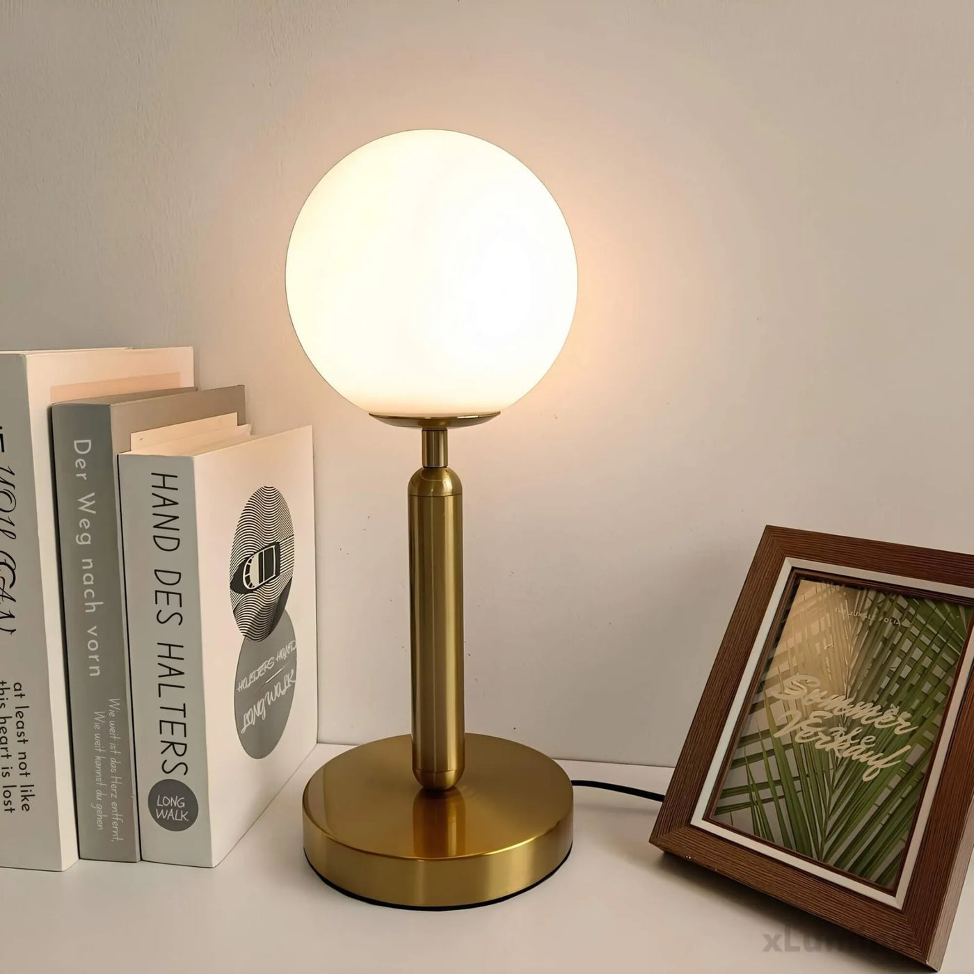 StellarSphere Light – Luxuriöse Glaskugel-Tischlampe mit Holzfuß