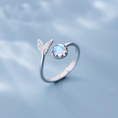 Verstellbarer Ring mit Delfinschwanz in Silber und blauen Zirkonia